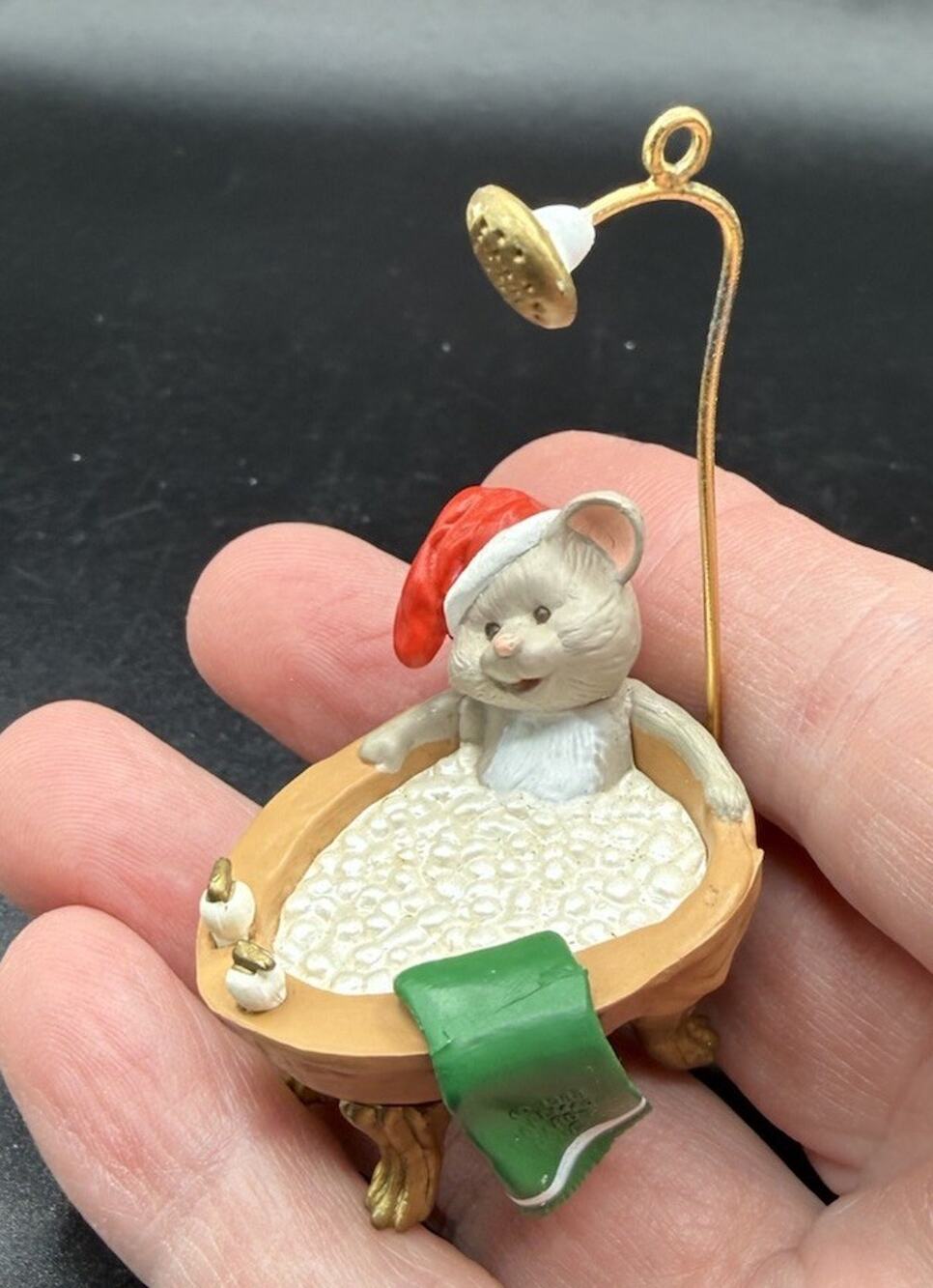 1988 Hallmark Ceramic Mouse in Bubble Bath Walnut Shell Squeaky Clean LO14